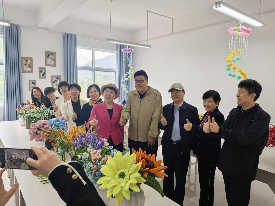 宋馨会长与西安校长参访团莅临镇安县熨斗九年一贯制学校交流心理教学纪实