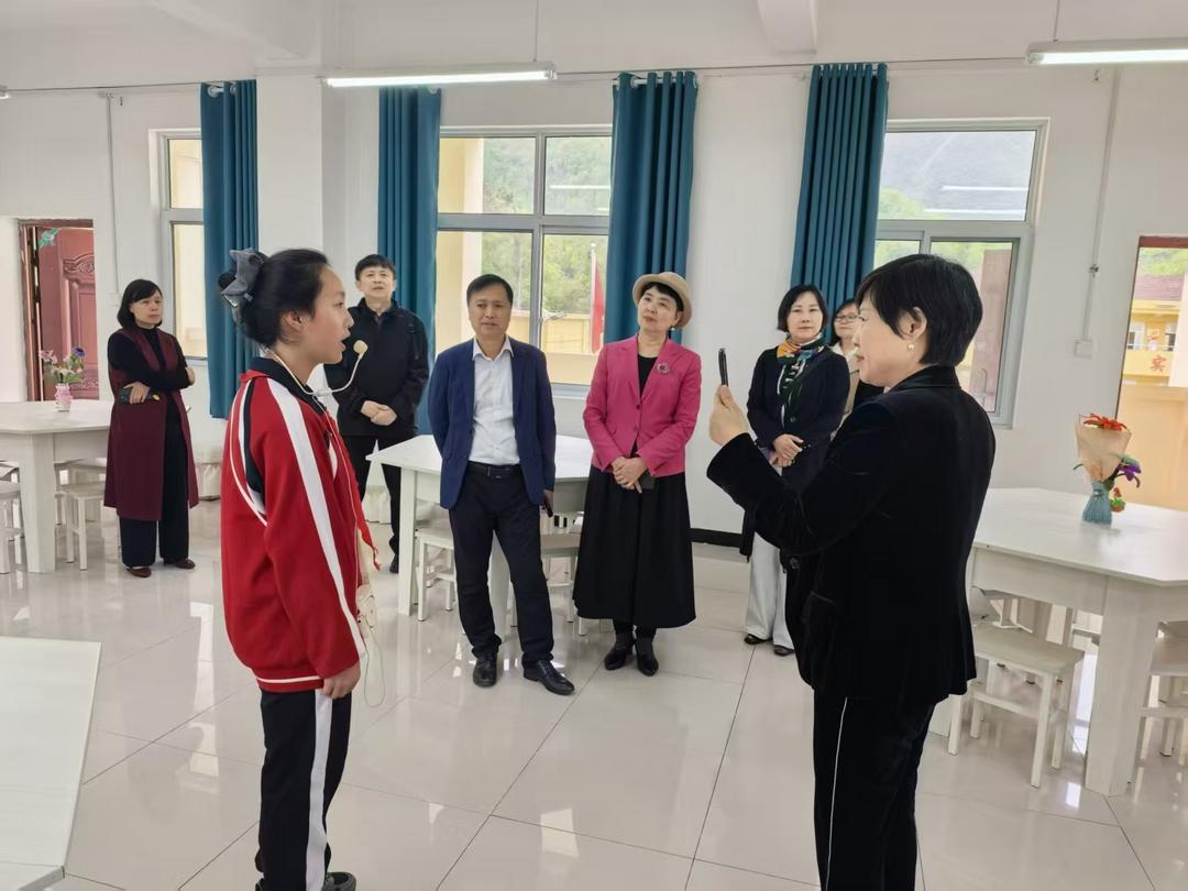 宋馨会长与西安校长参访团莅临镇安县熨斗九年一贯制学校交流心理教学纪实