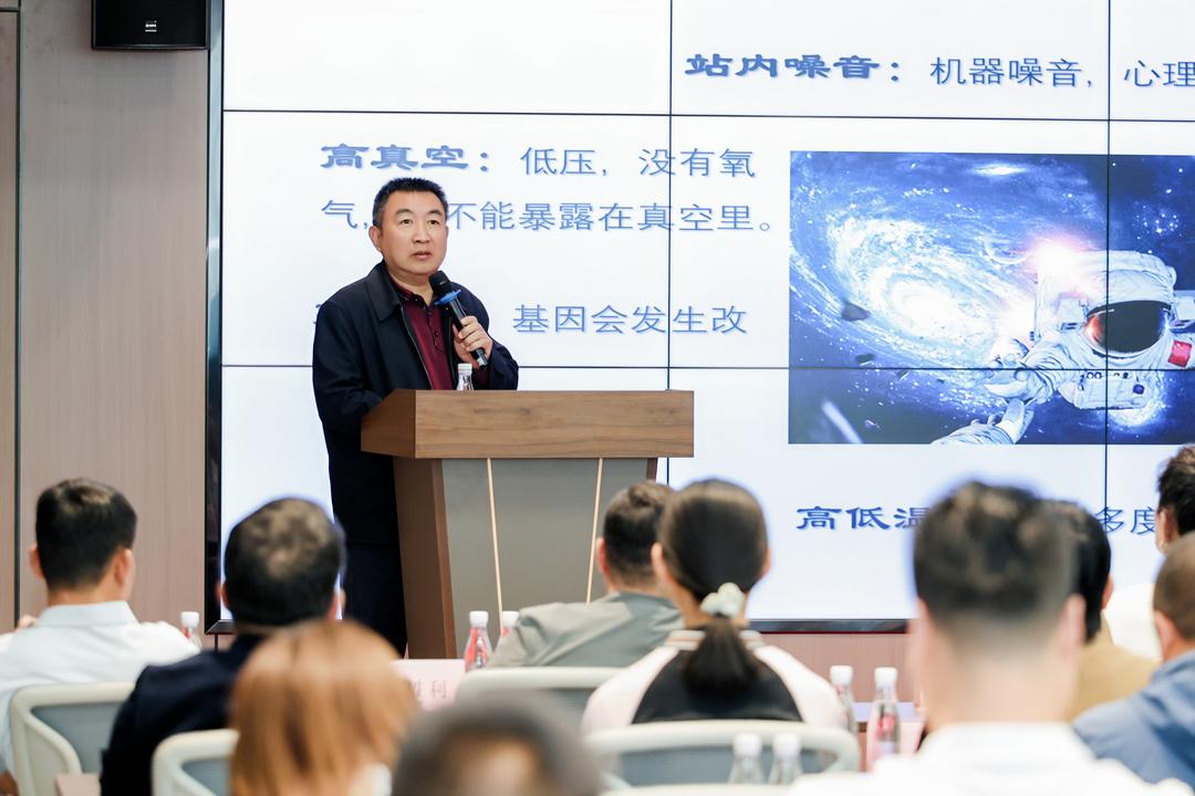 原国家首批航天员吴杰西安开讲 以航天精神激励企业家砥砺奋斗