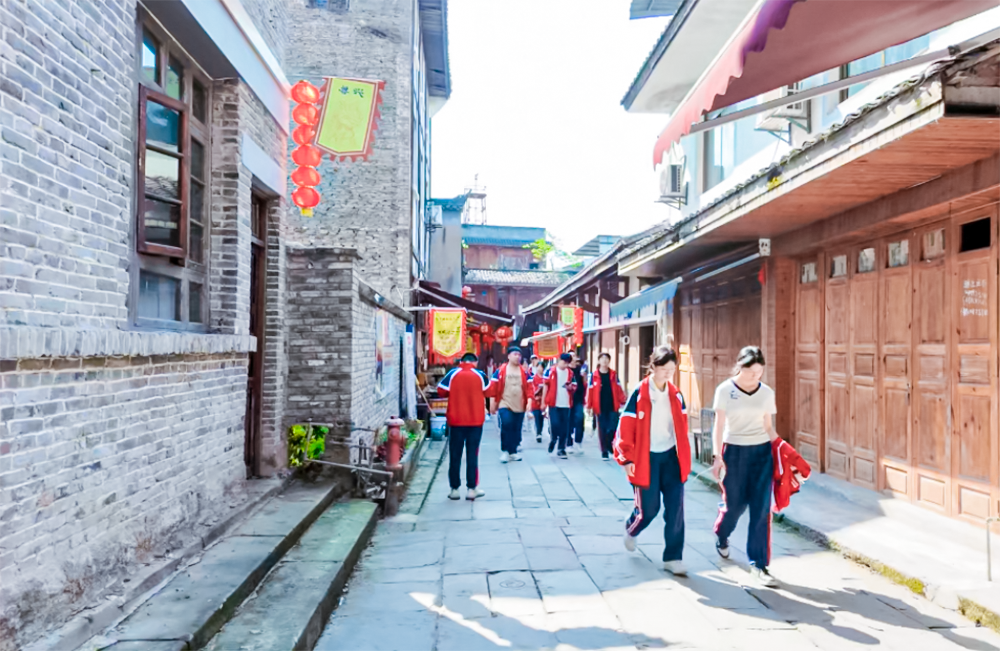 Walking through the mountains and cities to search for roots, studying and forging the spirit of Bayu
