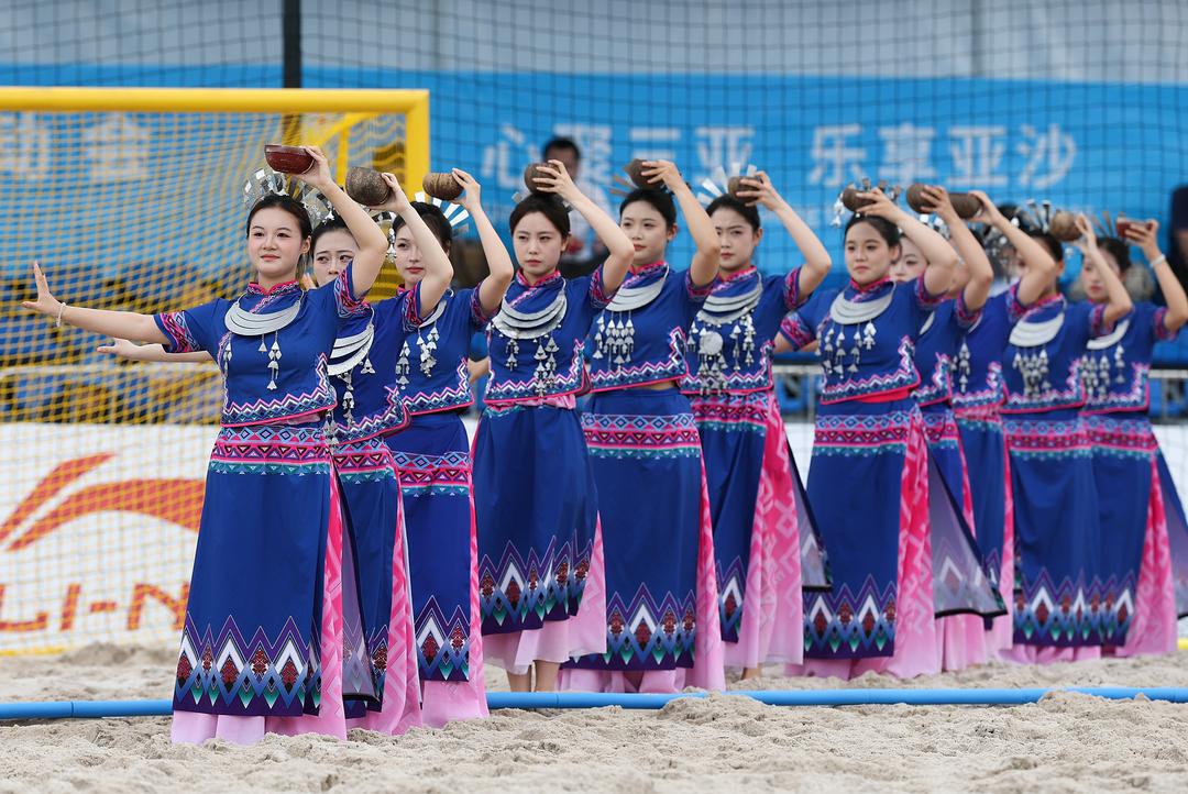 4月21日，在海南三亚举行的第六届亚洲沙滩运动会沙滩手球男子小组赛中，中国队0比2不敌巴林队。图为比赛间隙的海南黎族舞蹈表演。（第六届亚洲沙滩运动会组委会供图）