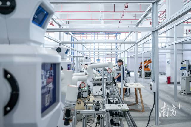 1:利事丰开了佛山首个“机器人超市”。廖明璨 摄