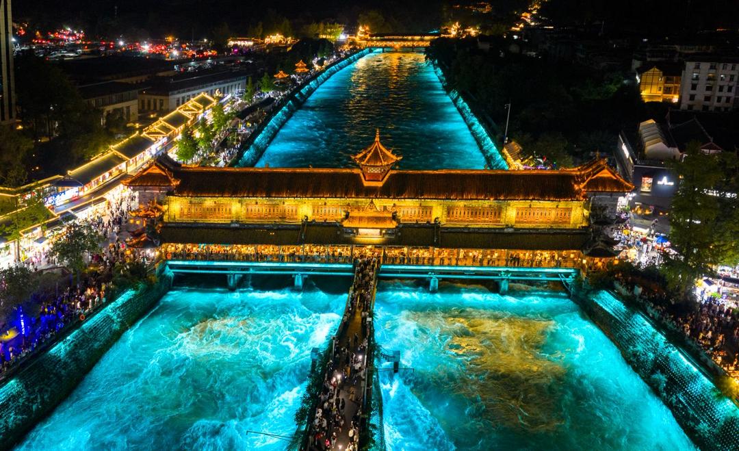 图二：都江堰夜色繁灯