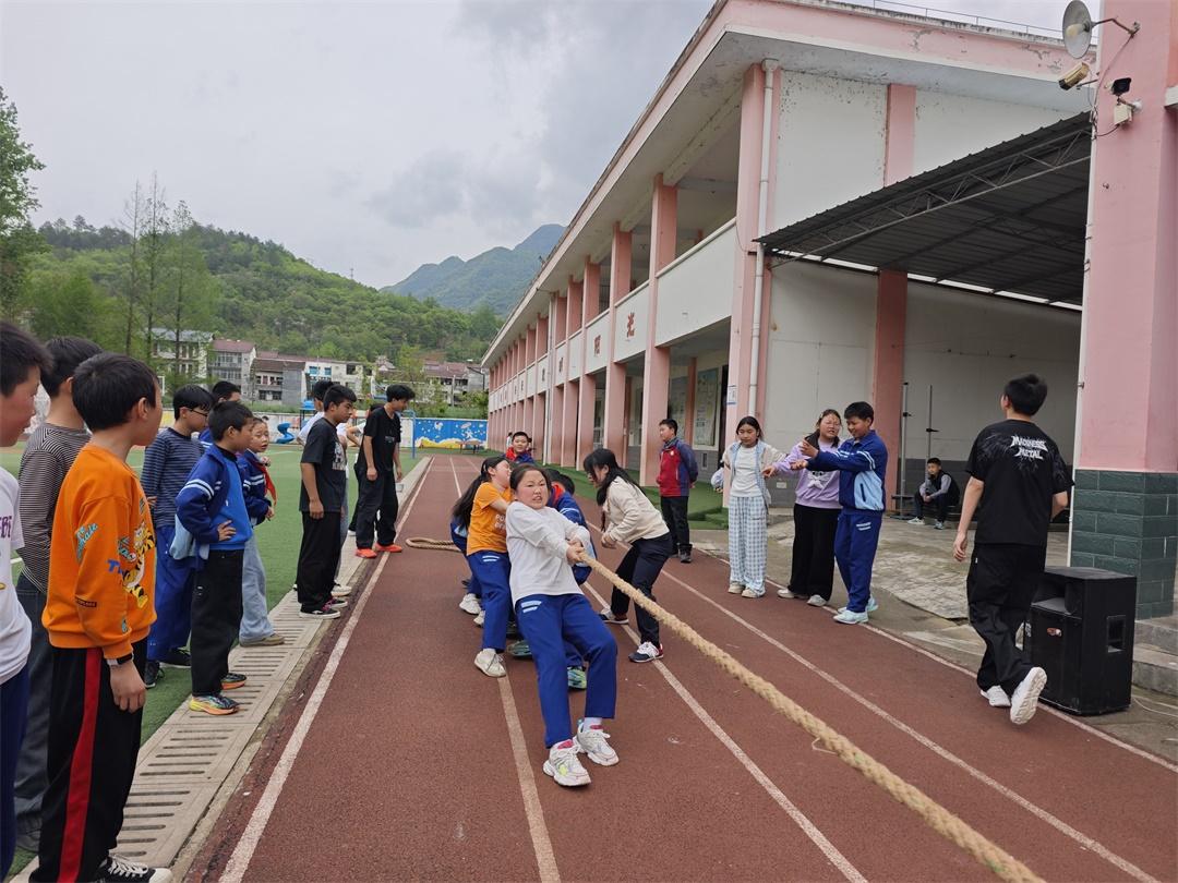 汉中市西乡县白勉峡镇九年制学校举办春季趣味运动会