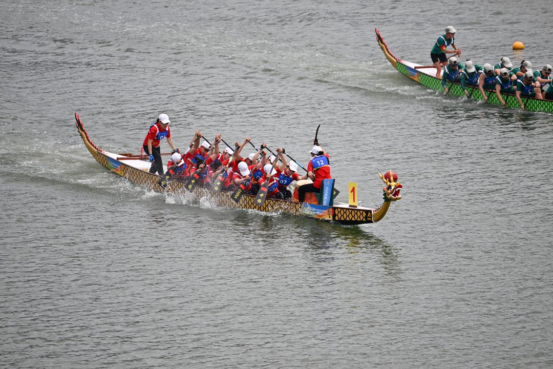 4月25日，第六届亚洲沙滩运动会龙舟项目女子组12人龙舟200米直道赛决赛在海南三亚举行。中国队夺得冠军，泰国队、越南队分获亚军、季军。图为中国队在比赛中。（第六届亚洲沙滩运动会组委会 供图）
