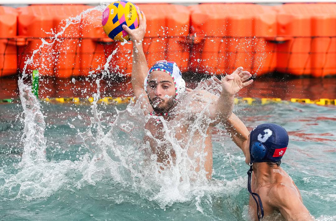 4月25日，在海南三亚举行的第六届亚洲沙滩运动会男子水球单循环决赛中, 伊朗队3比1战胜中国香港队。图为伊朗队球员阿里礼萨&middot;迈赫里科内沙赫里（左）在比赛中射门。（来源：第六届亚洲沙滩运动会组委会）