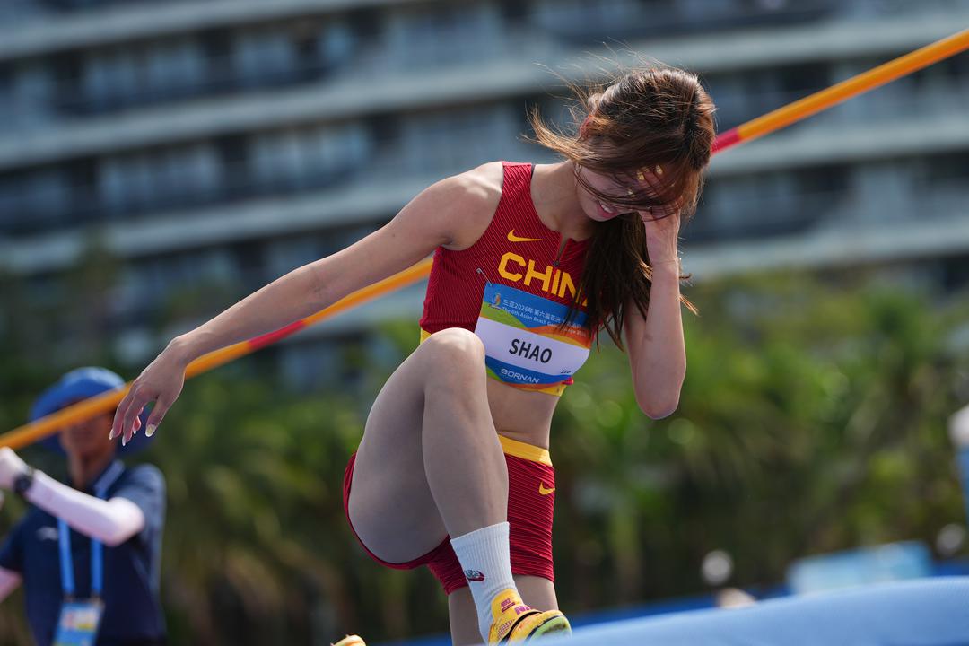 4月26日，在海南三亚举行的第六届亚洲沙滩运动会沙滩田径女子跳高决赛中，乌兹别克斯坦选手巴尔诺洪&middot;赛富拉耶娃获得冠军，中国选手胡麟鹏和邵雨琪获得并列亚军。 中国选手邵雨琪在比赛中。（第六届亚洲沙滩运动会组委会 供图）