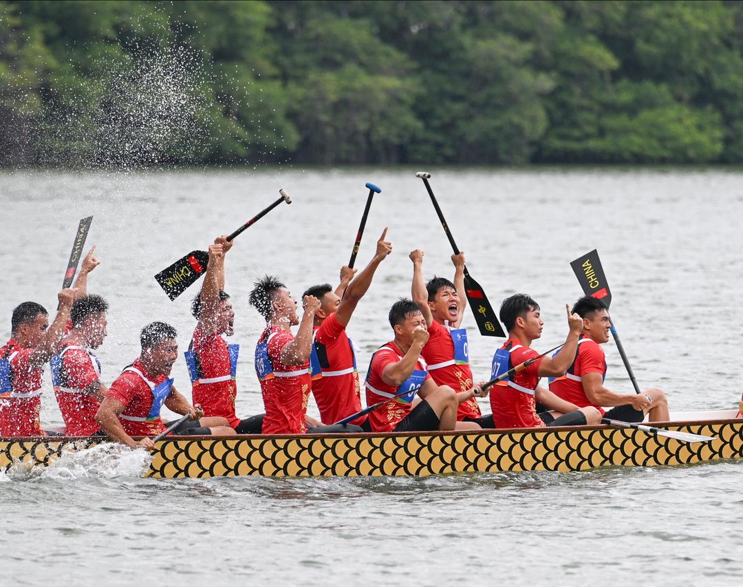 4月24日，第六届亚洲沙滩运动会龙舟项目男子组12人龙舟100米直道赛决赛在海南三亚举行，中国队夺得冠军，泰国队、中华台北队分获亚军、季军。图为中国队在比赛中。 （第六届亚洲沙滩运动会组委会 供图）