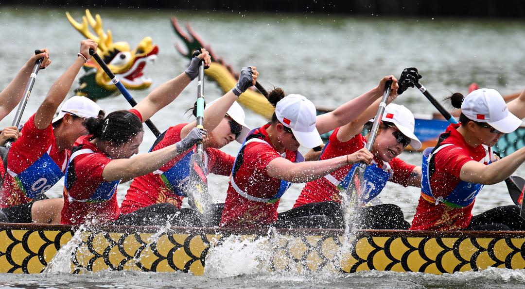 4月25日，第六届亚洲沙滩运动会龙舟项目女子组12人龙舟200米直道赛决赛在海南三亚举行。中国队夺得冠军，泰国队、越南队分获亚军、季军。 图为中国队在比赛中。（第六届亚洲沙滩运动会组委会 供图）