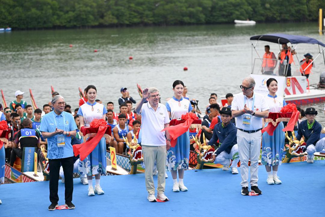 4月24日，第六届亚洲沙滩运动会男子组12人龙舟100米直道赛在海南三亚举行。图为国际奥委会终身名誉主席巴赫（前中）、亚奥理事会第一副主席霍震霆（左）、国际龙舟联合会主席克劳迪奥&middot;舍米出席龙舟点睛仪式。（第六届亚洲沙滩运动会组委会 供图）