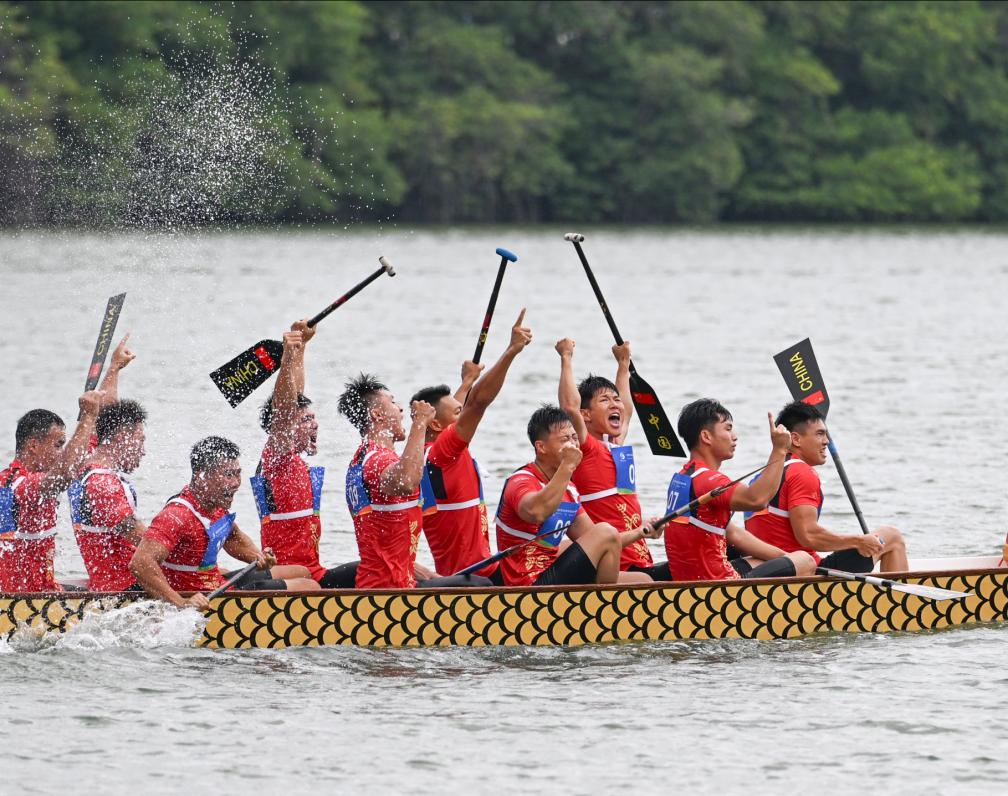 4月24日，第六届亚洲沙滩运动会龙舟项目男子组12人龙舟100米直道赛决赛在海南三亚举行，中国队夺得冠军，泰国队、中华台北队分获亚军、季军。图为中国队在比赛中。 （第六届亚洲沙滩运动会组委会 供图）