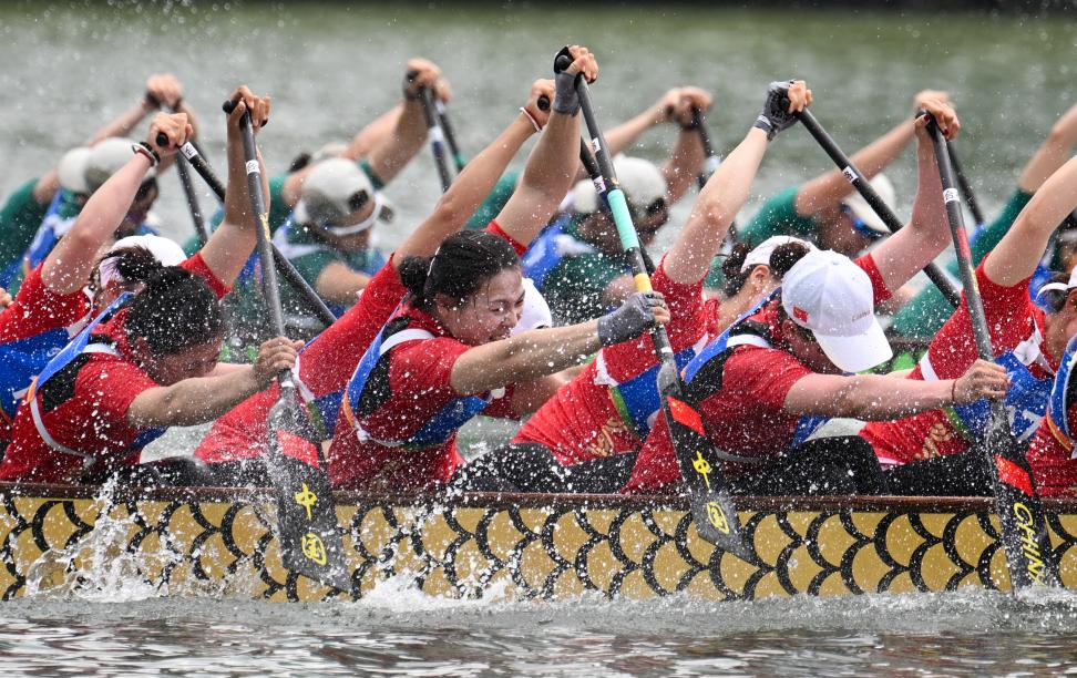 4月25日，第六届亚洲沙滩运动会龙舟项目女子组12人龙舟200米直道赛决赛在海南三亚举行。中国队夺得冠军，泰国队、越南队分获亚军、季军。图为中国队在比赛中。 （第六届亚洲沙滩运动会组委会 供图）