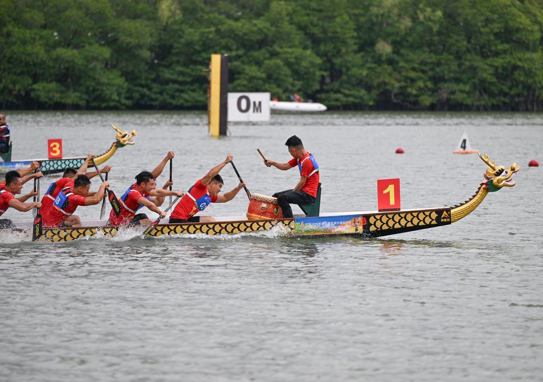 4月24日，第六届亚洲沙滩运动会龙舟项目男子组12人龙舟100米直道赛决赛在海南三亚举行，中国队夺得冠军，泰国队、中华台北队分获亚军、季军。图为中国队在比赛中。（第六届亚洲沙滩运动会组委会 供图）