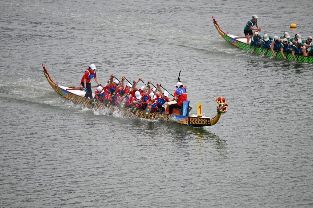 4月25日，第六届亚洲沙滩运动会龙舟项目女子组12人龙舟200米直道赛决赛在海南三亚举行。中国队夺得冠军，泰国队、越南队分获亚军、季军。图为中国队在比赛中。（第六届亚洲沙滩运动会组委会 供图）