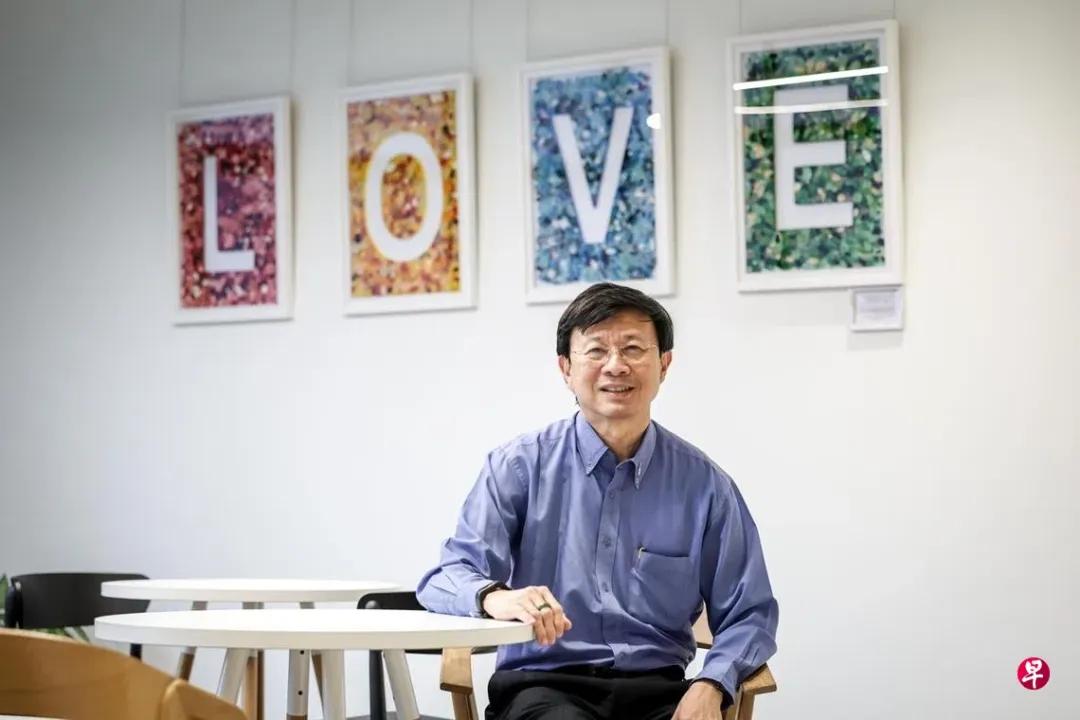仁人家园新加坡分会创办人杨达明不仅扶贫传教,还是国庆群众大会的英译中传译!_新加坡_新闻_华人头条