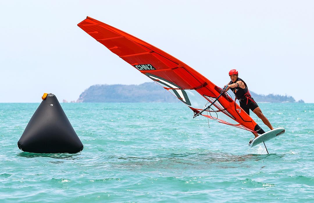 4月25日，第六届亚洲沙滩运动会帆船项目水翼帆板男子公开系列赛在海南三亚举行。中国选手卢奚彬在比赛中绕过浮标。（来源：第六届亚洲沙滩运动会组委会）