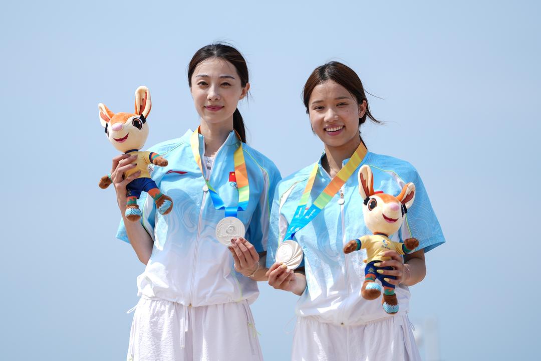 4月26日，在海南三亚举行的第六届亚洲沙滩运动会沙滩田径女子跳高决赛中，乌兹别克斯坦选手巴尔诺洪&middot;赛富拉耶娃获得冠军，中国选手胡麟鹏和邵雨琪获得并列亚军。 并列亚军中国选手胡麟鹏（左）和邵雨琪在颁奖仪式上。（第六届亚洲沙滩运动会组委会 供图）