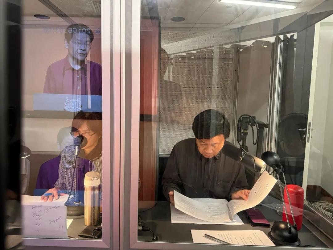 仁人家园新加坡分会创办人杨达明不仅扶贫传教,还是国庆群众大会的英译中传译!_新加坡_新闻_华人头条