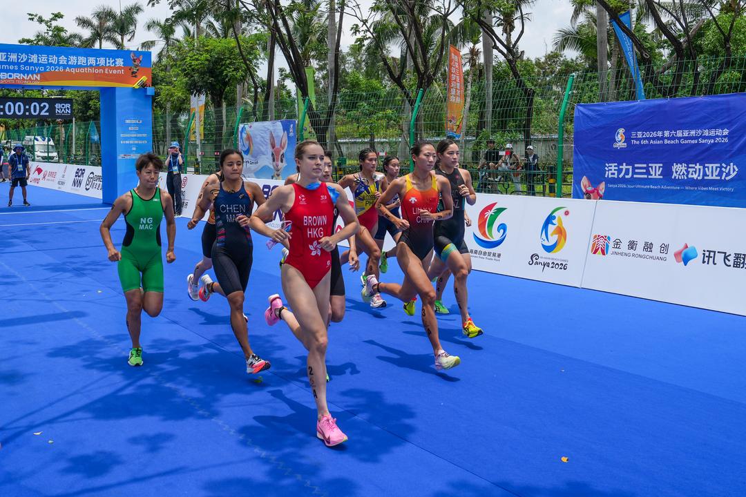 4月25日，在海南三亚举行的第六届亚洲沙滩运动会游跑两项4x混合接力赛中，中国队获得冠军，中国香港队和日本队分获亚军、季军。图为选手们在比赛中出发。（来源：第六届亚洲沙滩运动会组委会）