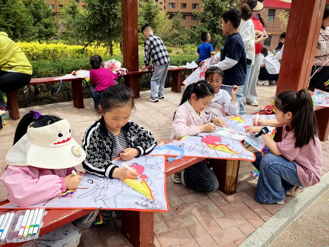 华夏城活动现场 孩子们在休闲长廊下绘画 樊小芳 摄