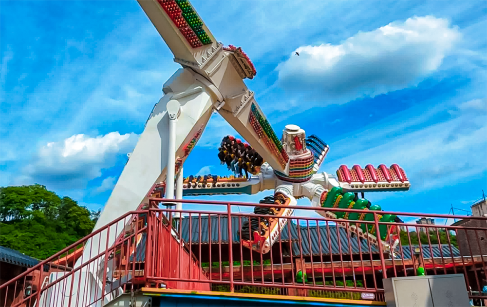 Nanchong Transportation Technical School organizes students to go to Chongqing Happy Valley for study tours