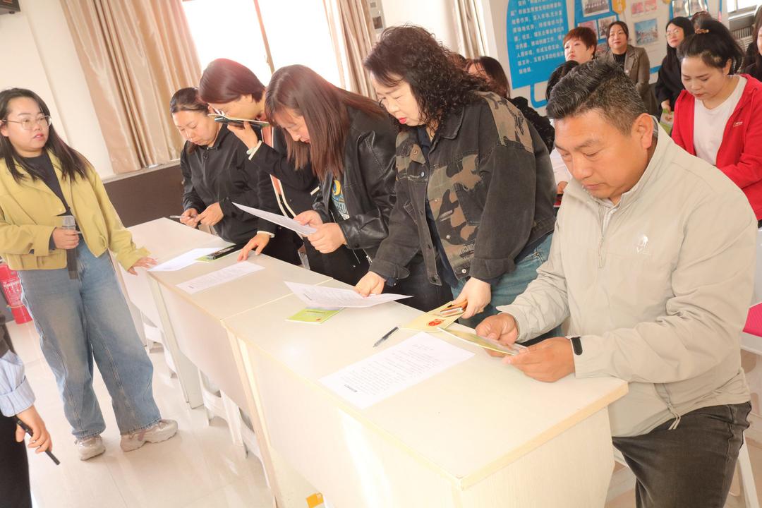 乙鑫建材市场优秀经销商代表依次郑重签署《诚信经营承诺书》