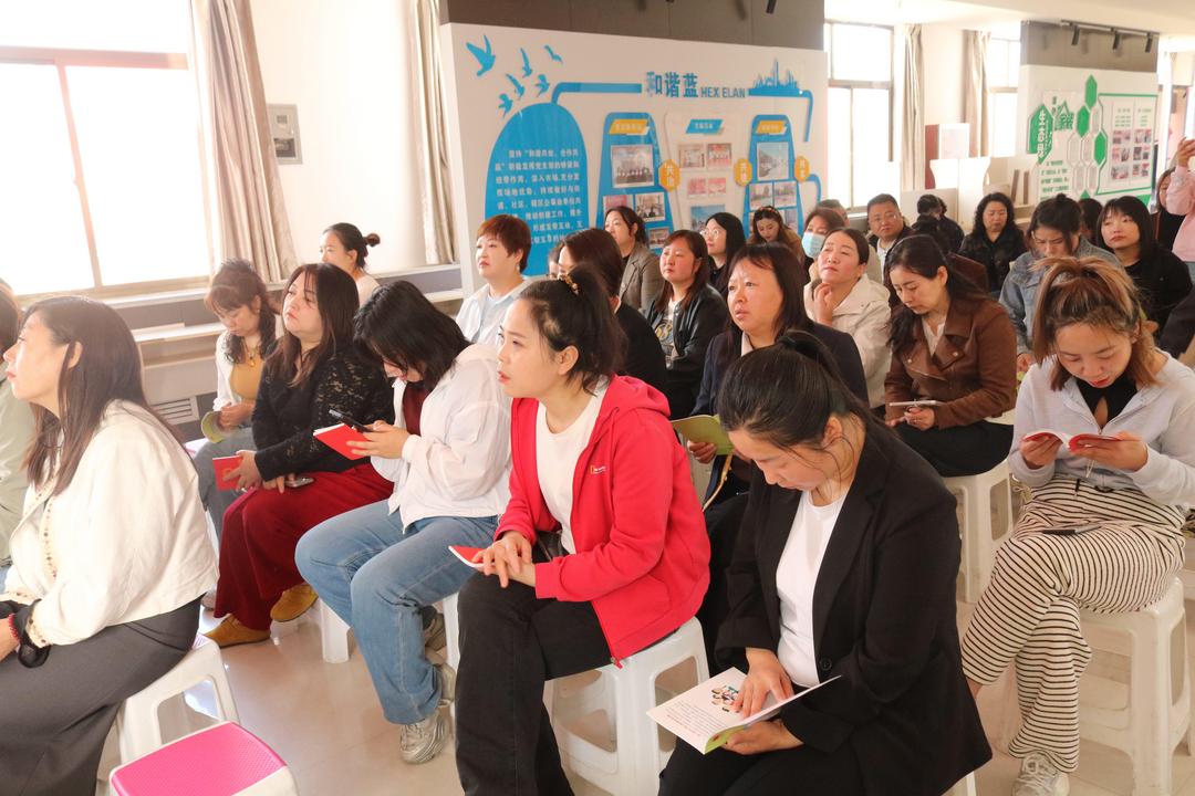 工作人员向商户和消费者普及《消费者权益保护法》等法律法规