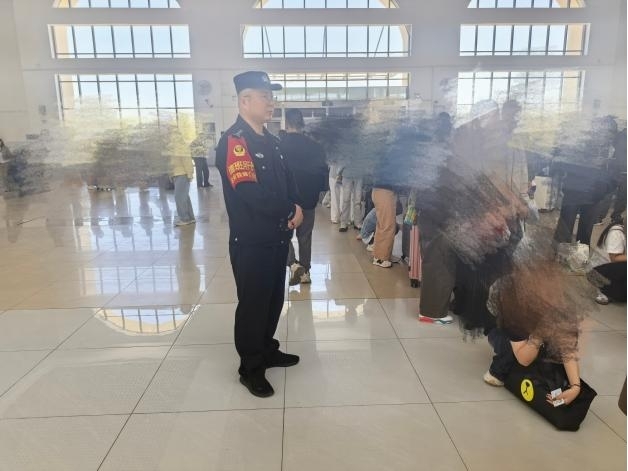 忠诚履职筑防线，坚守担当护平安——靖边站派出所全力打赢五一安保攻坚战