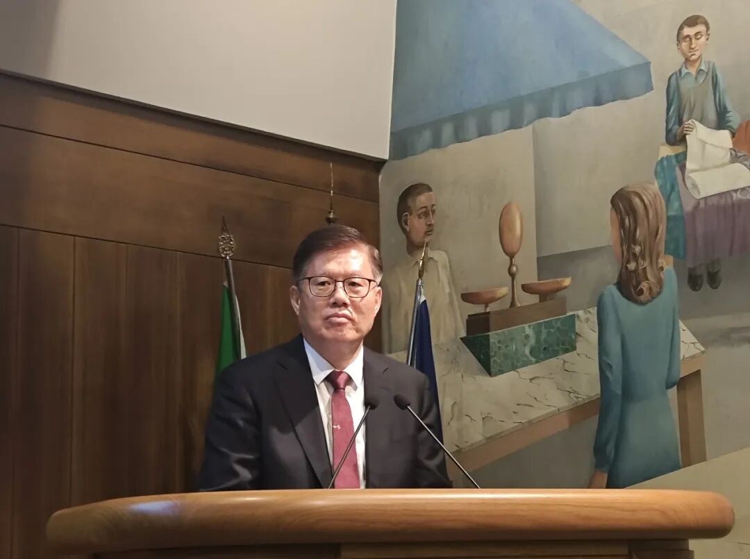 张承刚总领事出席意中理事基金会《2026中国报告》上篇发布会_全球_新闻_华人头条