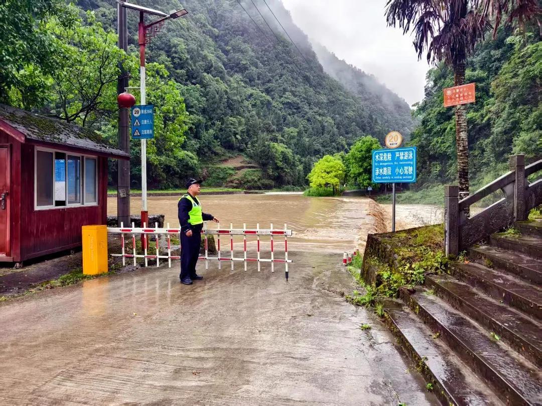 5.15绥阳县公安局枧坝派出所民警观察水位上涨情况并放下隔离栏杆.jpg