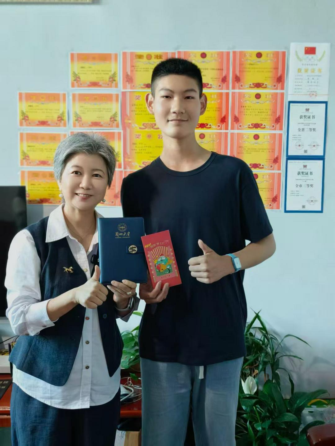 校友张榕与资助学生合影