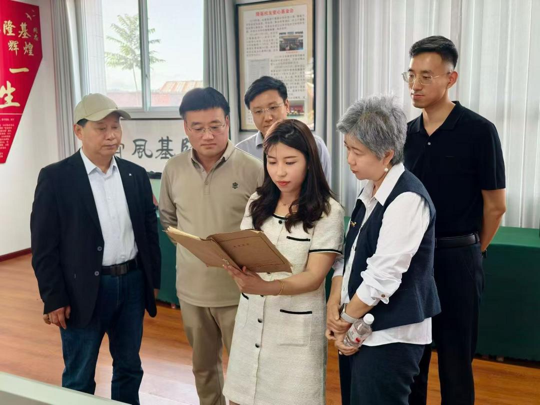 校友们参观隆基馆