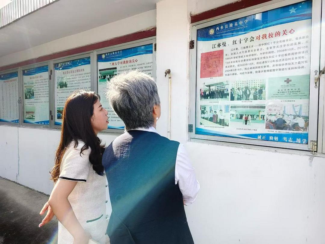 校友驻足校史长廊