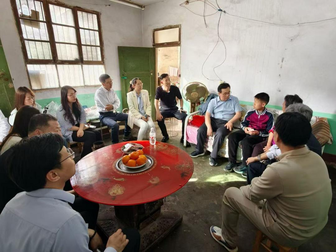 爱心校友走访学生家庭