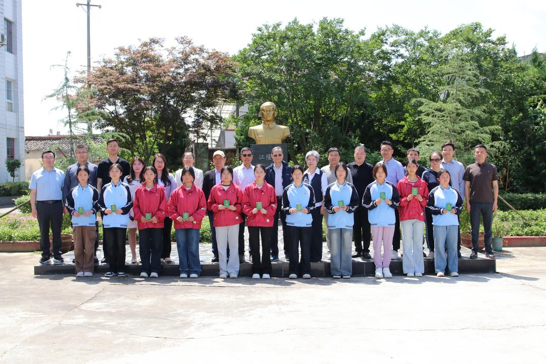 校友代表和县、镇、校领导与新团员合影