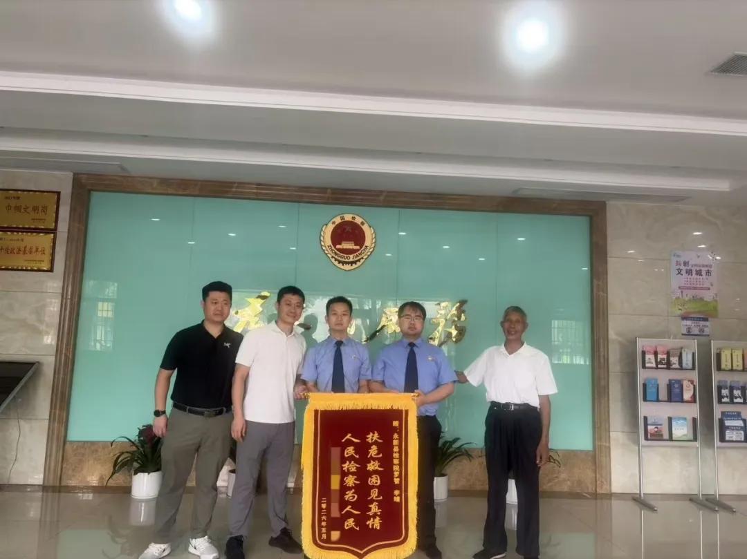 事发江西一国道!雨中上演“生死时速”_江西_新闻_华人头条