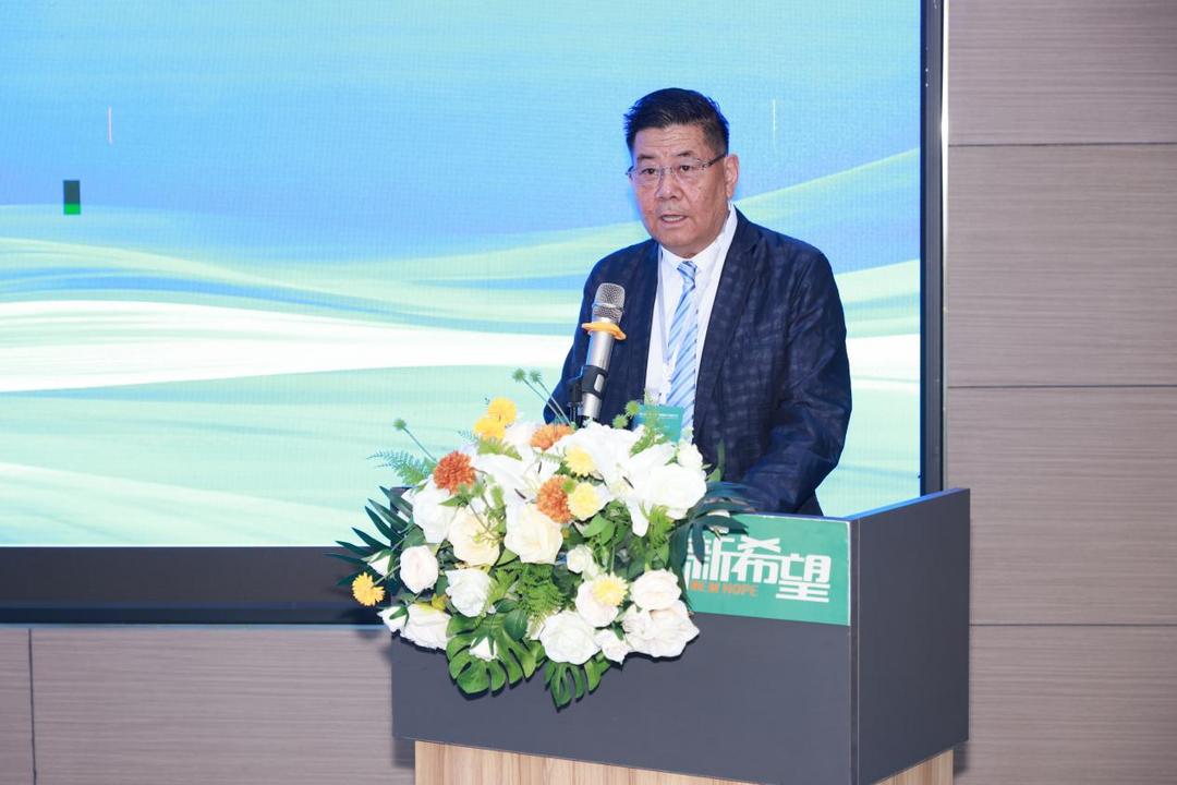 中国侨商联合会常务副会长、西安驻白俄罗斯商务处首席代表、联合体名誉理事长雷宁作主旨发言