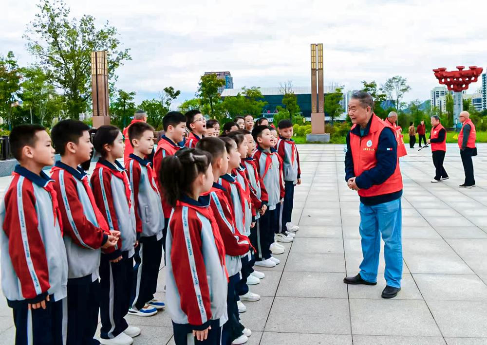 Yingshan, Sichuan: deeply cultivate and care for fertile soil to escort the growth of teenagers