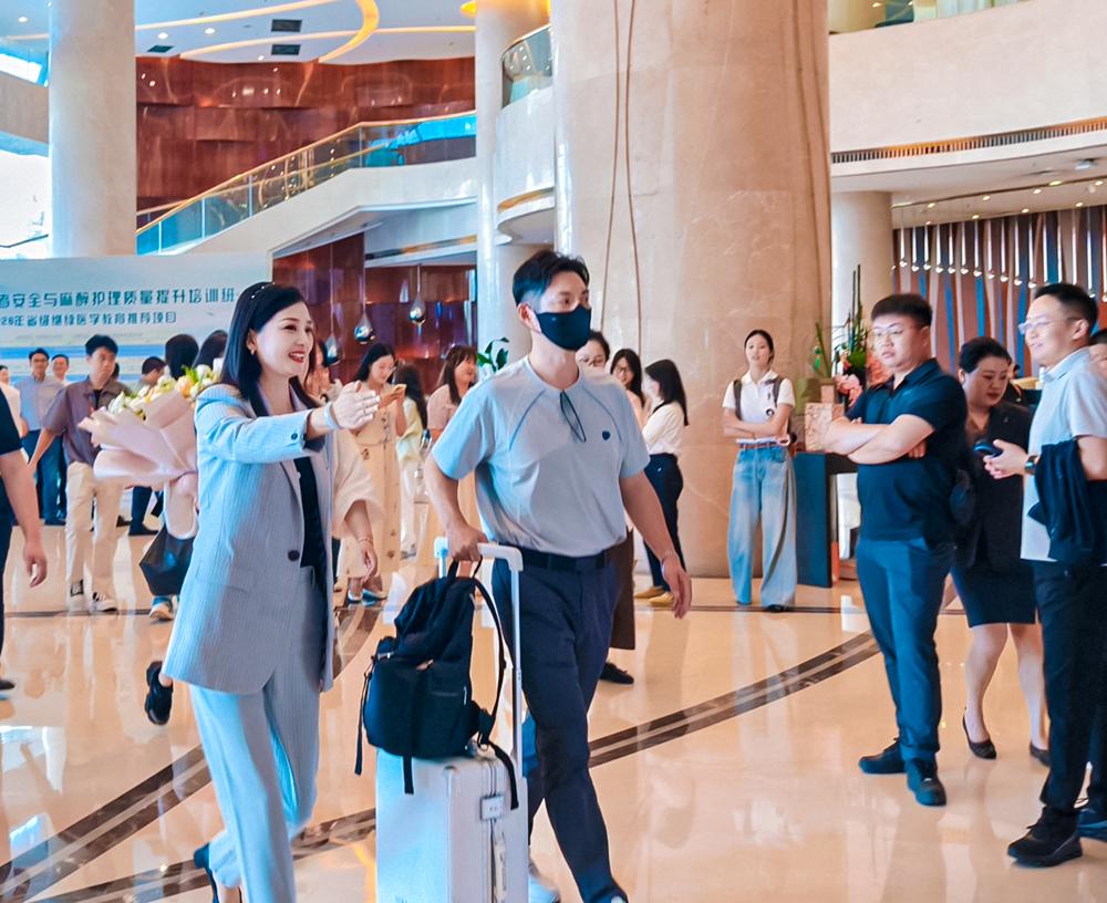 Officially designated star reception hotel Tianfu Mingyu shangya Hotel empowers Asian international young filmmakers