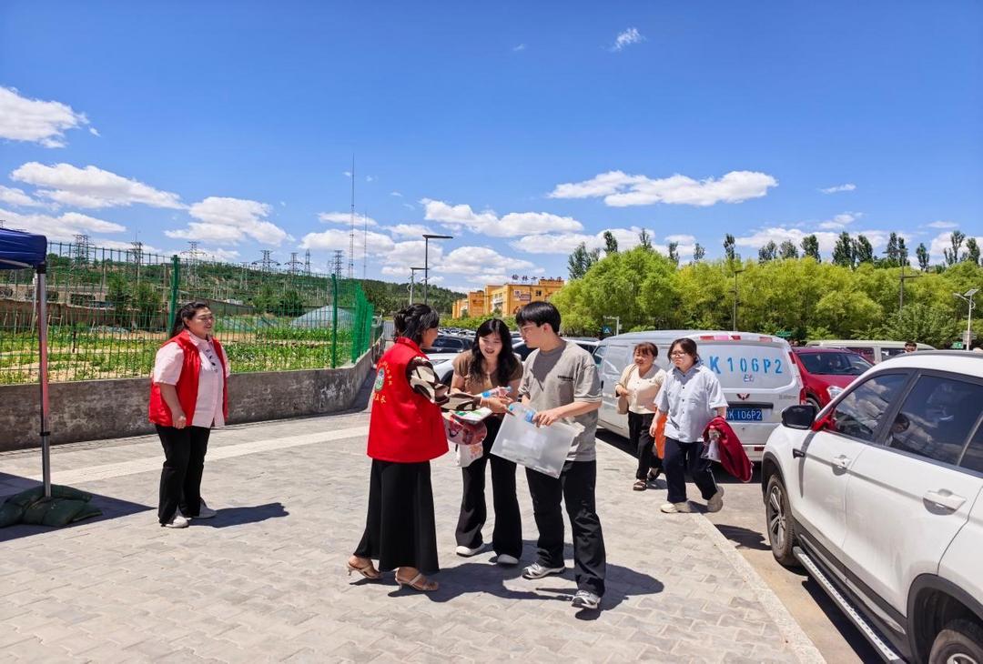 榆阳区崇文路街道春苑社区:暖心护航助力高考 贴心服务陪伴考生