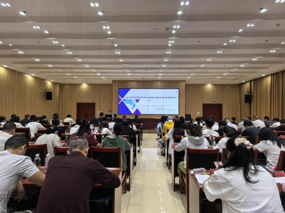 赤水检察院市检察官在党校与外地学员交流生态环境保护工作.jpg