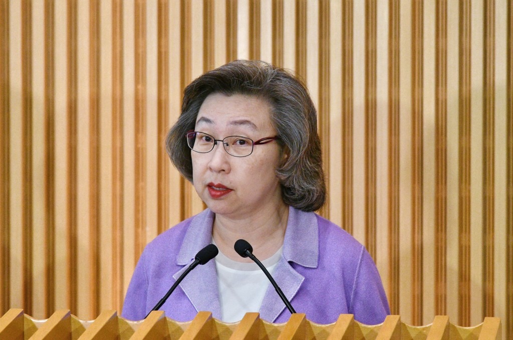 香港公務員劃一加薪2%　楊何蓓茵：顧及財政承擔仍作合理調整-华闻时空