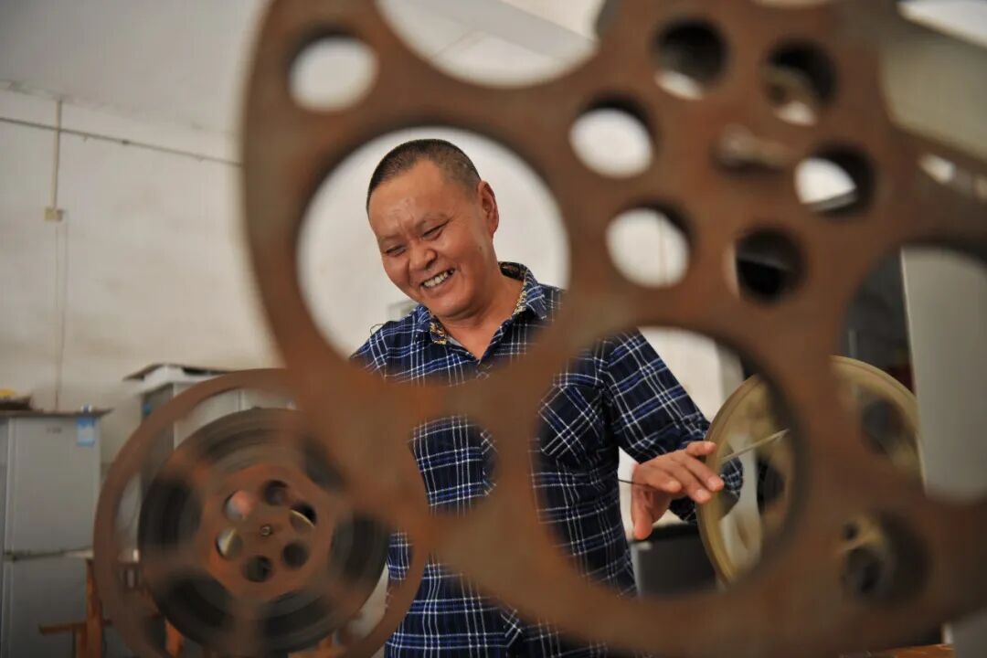 My village is very comfortable. He has warmed the night sky in the countryside with movies for 42 years
