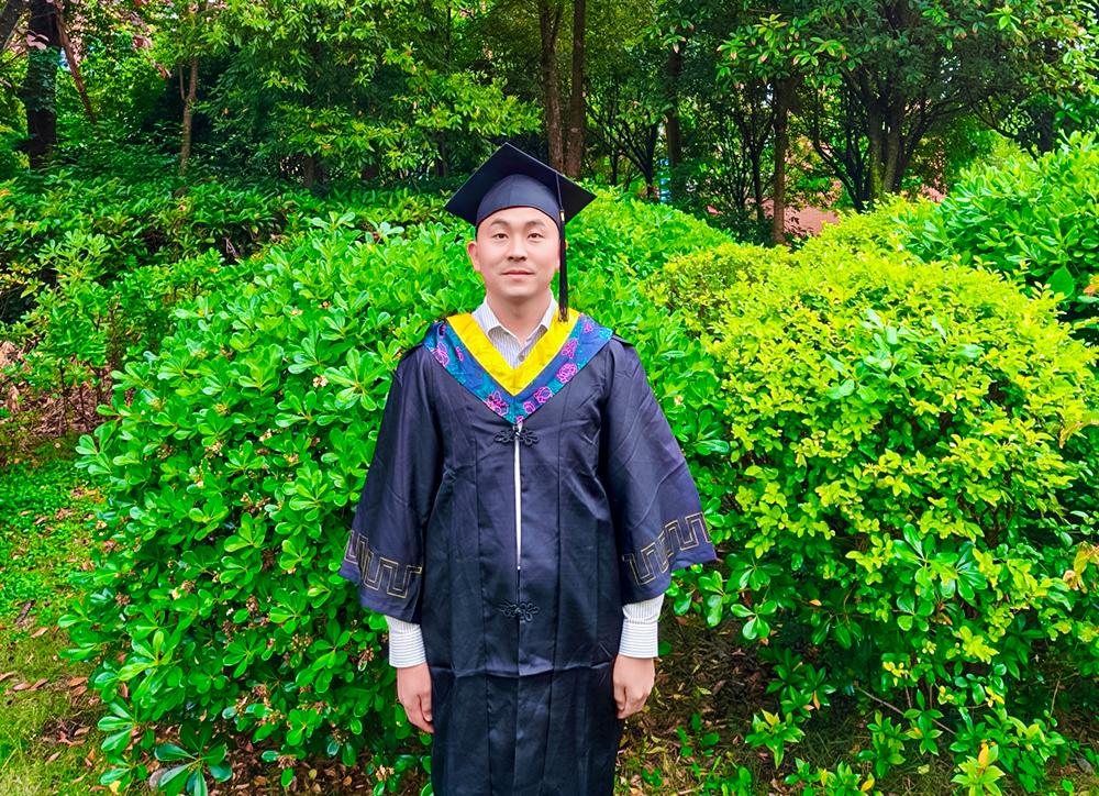 [veterans, hope to realize their dreams] the 34 year old veterans have graduated from college successfully