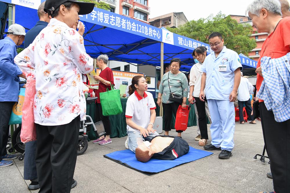 Yingshan, Sichuan Province: hold the publicity and consultation day of national work safety month