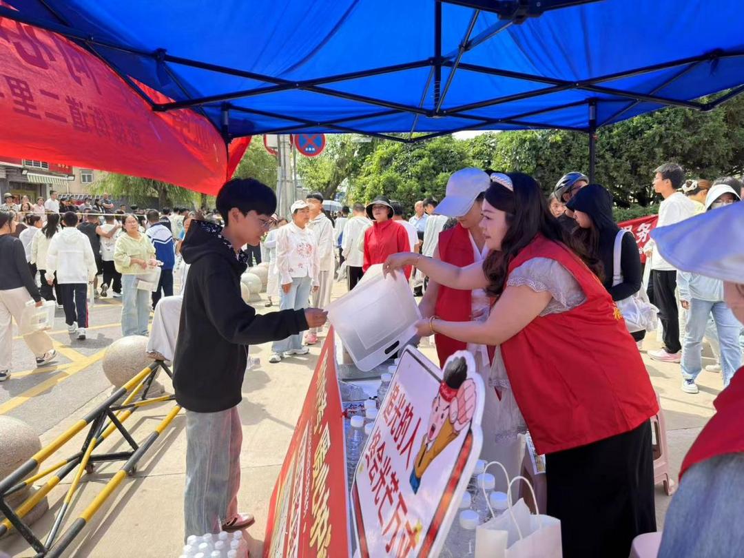近日,榆阳区二里半社区在榆林六中考点设立中考志愿服务岗。