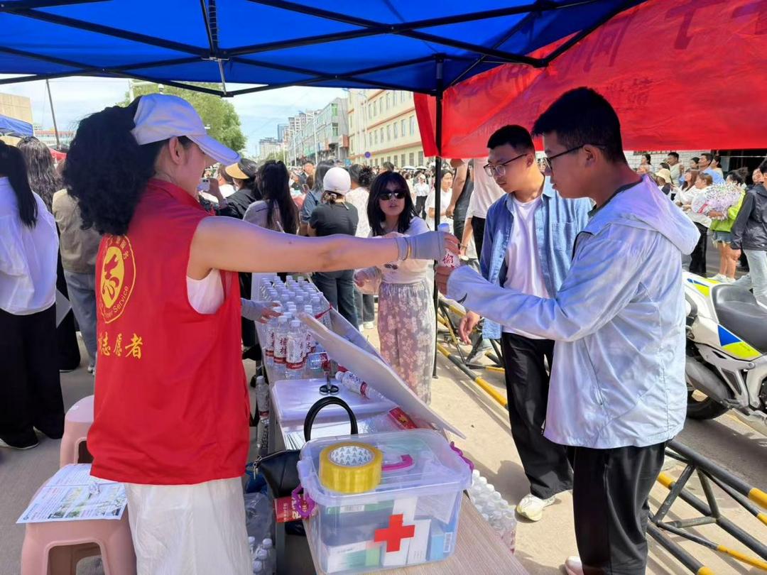 近日,榆阳区二里半社区在榆林六中考点设立中考志愿服务岗。