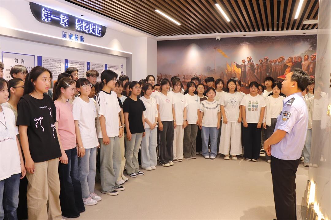 6月24日，绥德县禁毒委联合公安局、教体局组织中小学生走进禁毒教育基地