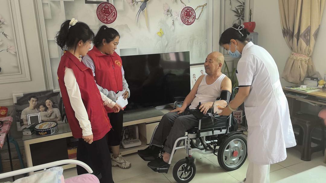 榆阳区崇文路街道葡萄园社区开展暖心医疗上门服务活动