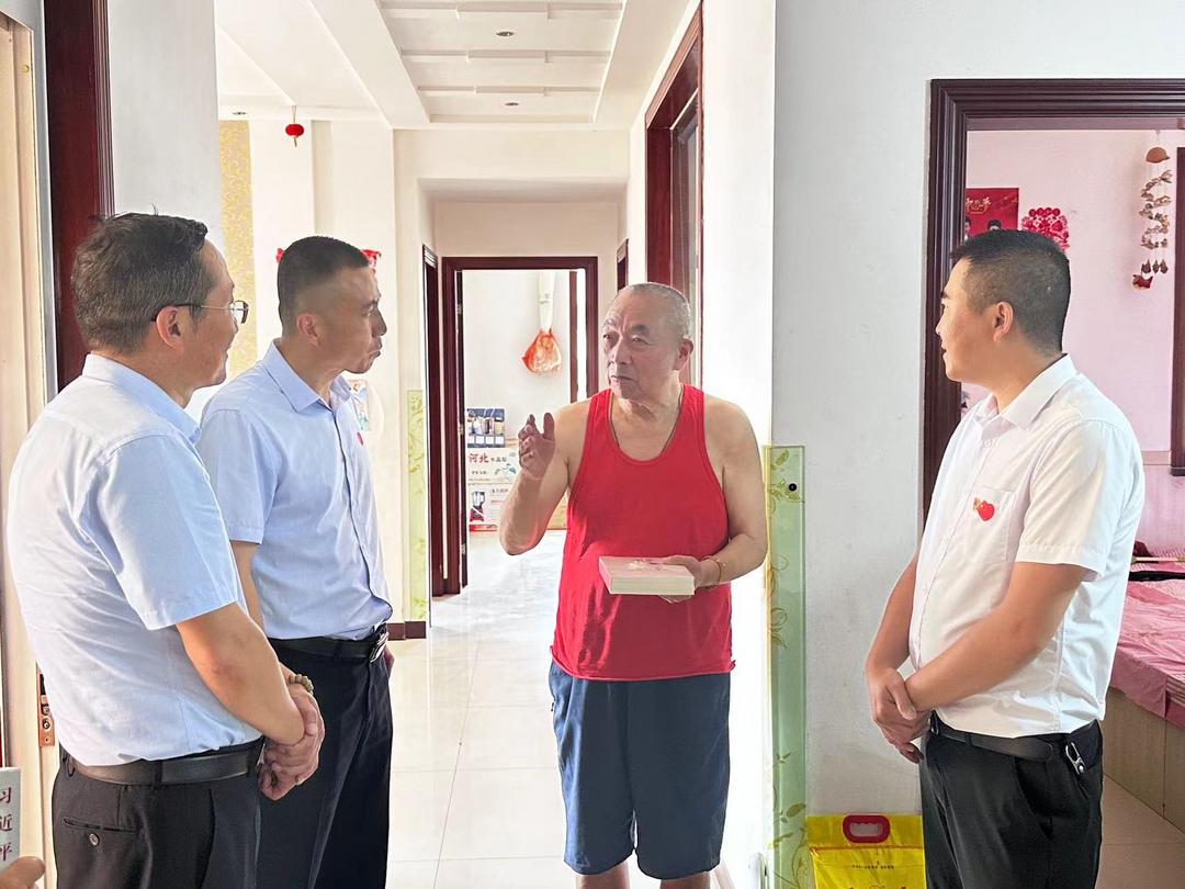 上门走访老党员、困难特殊群众